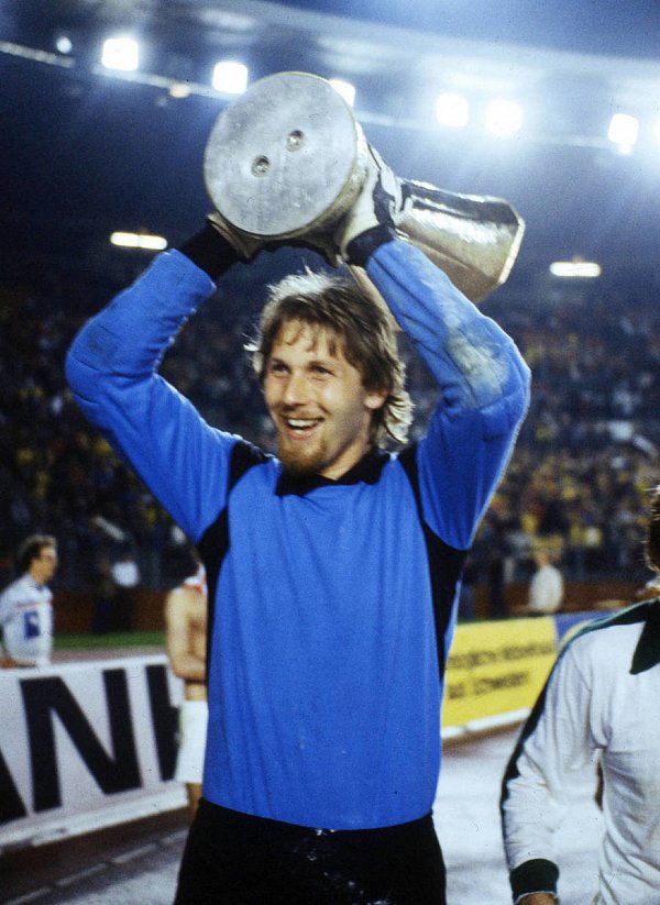 Wolfgang Kneib 1979 mit dem UEFA-Pokal. Foto: imago - © imago images/Sportfoto Rudel