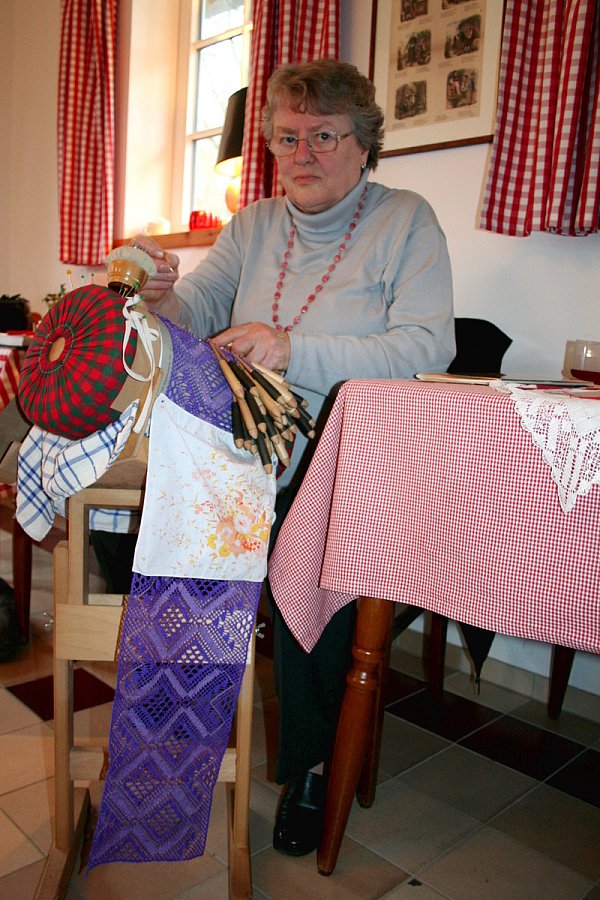 Filigrane Handarbeit: Margret Kelle arbeitet an einem Schal im Zick-Zack-Muster. Dafür sind 24 Klöppelpaare nötig. - © FOTOS: ISABELLE HELMKE