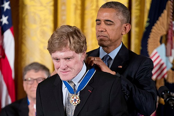 2016 überreicht der damalige US-Präsident Barack Obama dem Schauspieler Robert Redford die Presidential Medal of Freedom während einer Zeremonie im East Room des Weißen Hauses. - © Andrew Harnik/AP/dpa