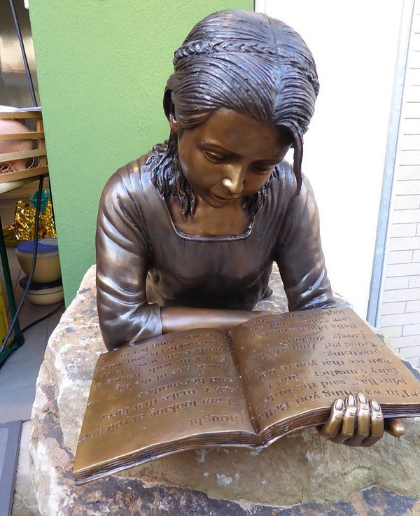 Eine Zukunft für das Buch: Die "lesende Sabrina" steht jetzt vor der Buchhandlung Wedegärtner in Steinheim. - © Pia Wennrich