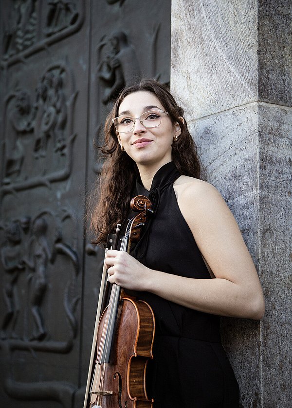 Filipa Isabel Correia Rodrigues ist die Solistin im Violakonzert von William Walton. - © Anna Tena