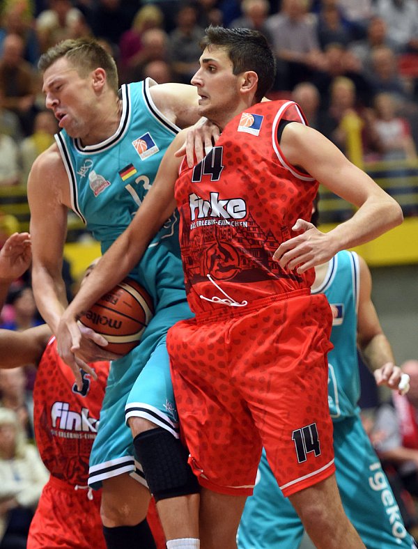 Das Wiedersehen fällt aus: Im Hinspiel beharkten sich Paderborns Ivan Buntic (r.) und Nürnbergs Robert Oehle nach allen Regeln der Kunst. Nun muss Buntic passen. - © Marc Köppelmann