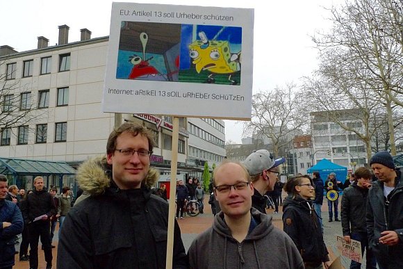 Protest mit Memes: Jan (links) und Mattheo kritisieren die geplante EU-Reform. - © Loni Maoro