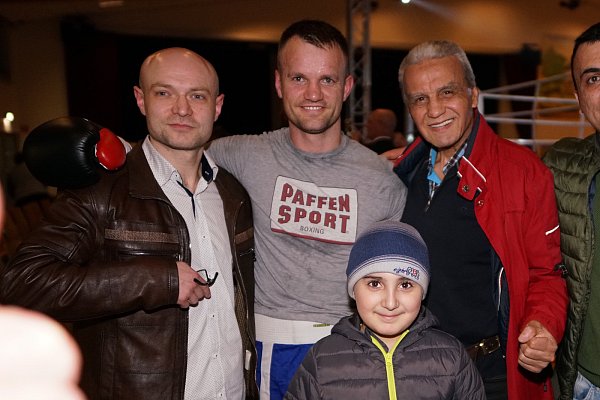 Freuten sich mit Besar Nimani über seinen Sieg: Die Brackweder Box-Trainer Andreas Blum (l.) und Osman Mutluay. - © Peter Unger