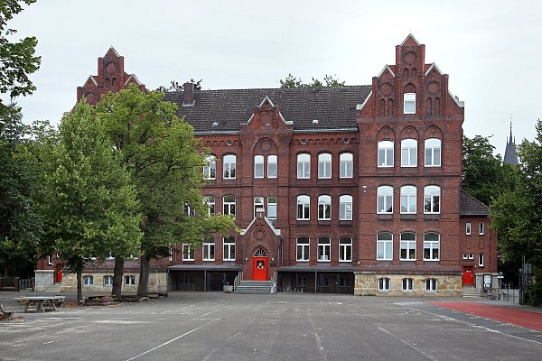 Ohne Fialen: Die Verzierungen wurden in den 1960er-Jahren abgebrochen, weil sie herabzustürzen drohten. - © Frank-Michael Kiel-Steinkamp