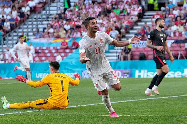 Ferran Torres (M.) erhöhte für Spanien auf 3:1. - © Martin Meissner/AP Pool/dpa