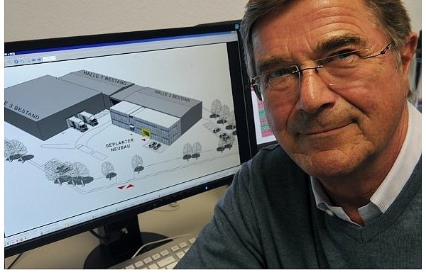 Der geplante Neubau an der Robert Bosch-Straße soll einen modernen Bürokomplex mit angegliedertem Abholbereich und Direktverkauf-Store umfassen. Am Bildschirm stellt Seniorchef Peter Ohlendorf die Pläne vor. - © FOTO: RAIMUND VORNBÄUMEN