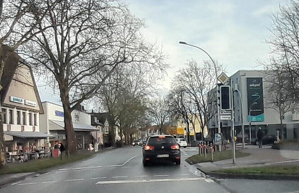 Mal wieder ausgefallen: Die Ampel am Paderborner Tor an der Kreuzung Hüffertstraße in Warburg Anfang dieser Woche. - © Simone Flörke