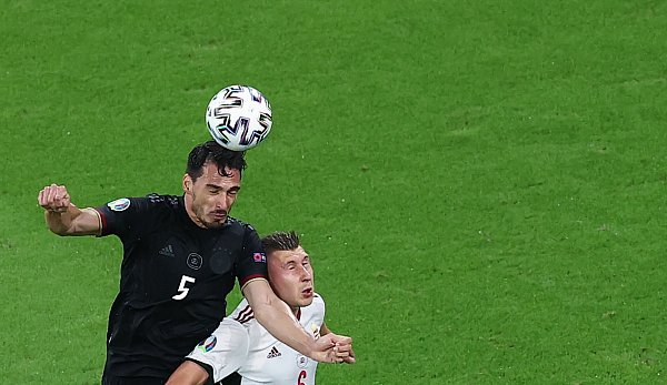Deutschlands Mats Hummels und Ungarns Willi Orban (r) in Aktion. - © Christian Charisius/dpa