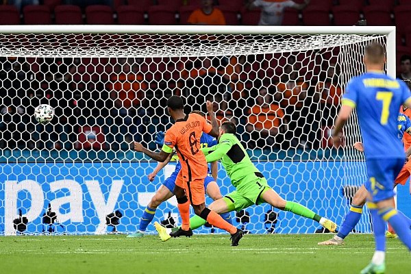 Kapitän Wijnaldum (l) schießt den Ball zur Führung ins Tor. - © John Thys/Pool AFP/AP/dpa