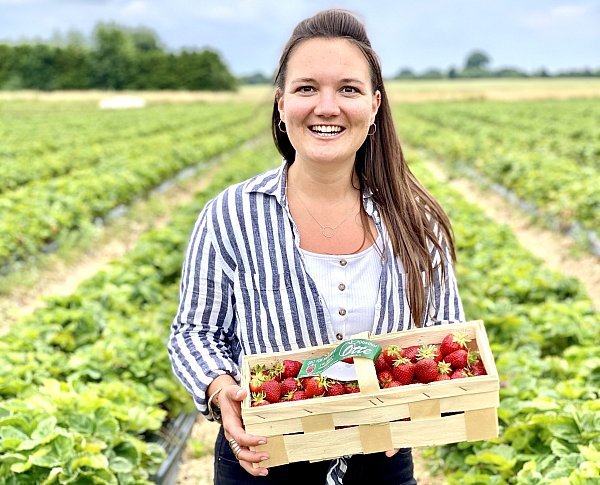 Charlotte Otte vom Obsthof Otte in Hiddenhausen freut sich über die gute Ernte im vergangenen Jahr. - © Privat