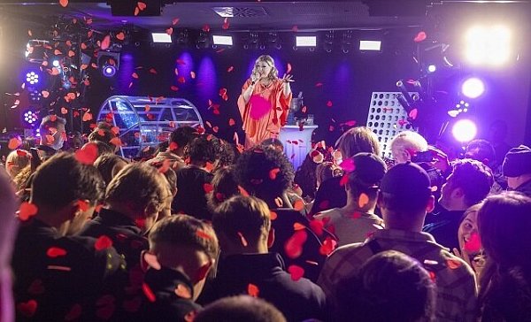 Das Publikum erwartet eine einzigartige Mischung aus Extravaganz und Humor. - © Merkur Casino Bad Oeynhausen