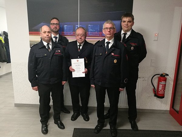 Der Wehr verbunden: Der stellvertretende Feuerwehrleiter Carsten Kunter, Löschgruppenführer Thorsten Hodde, Fritz Beckmann, der stellvertretende Löschgruppenführer Heinz Sporleder und der stellvertretende Löschgruppenführer Andre Aßling.
