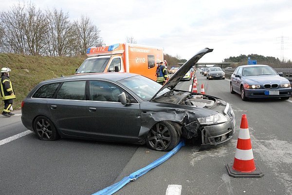 Der Audifahrer konnte den Unfall nicht mehr verhindern und landete in der Leitplanke. - © Andreas Eickhoff