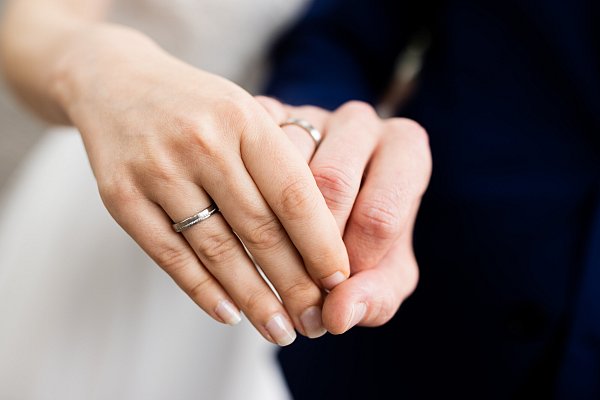 Die Gütersloher Stadthalle verwandelt sich in ein Hochzeitsparadies. - © Rolf Vennenbernd/dpa/dpa-tmn