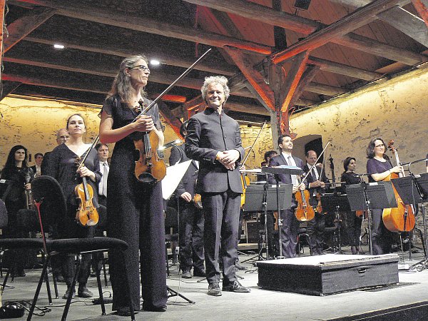 Mit Bravorufen gefeiert: Die Nordwestdeutsche Philharmonie mit Konzertmeisterin Felicia Terpitz und Dirigent Vincent de Kort sorgte für einen furiosen Auftakt des Stimmenfestivals „voices“. - © Christine Longère