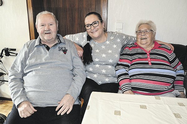 Gutes Verhältnis: Die polnische Pflegerin Maria (Mitte) sorgt nicht nur dafür, dass Karl-Heinz und Lore Rusche trotz gesundheitlicher Beschwerden Zuhause wohnen bleiben können, sie bereichert auch den Alltag des Ehepaares. - © Sibylle Kemna