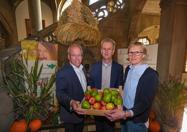 Erntedank-Krone: Oberbürgermeister Pit Clausen (v.l.) bedankte sich bei Hermann Dedert und Anne-Katrin Nolting-Obermann, die stellvertretend für den Landwirtschaftlichen Kreisverband Herford-Bielefeld und dem Kreislandfrauenverband Bielefeld die Krone übergaben. - © Foto: Andreas Zobe/NW