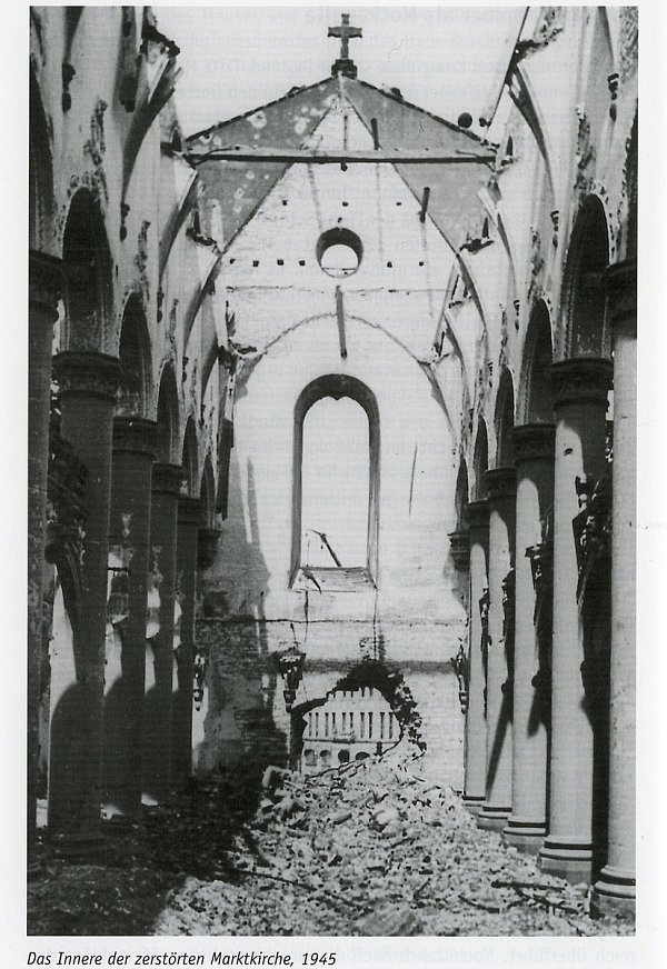 Die zerstörte Marktkirche 1945. - © Antonius Voss