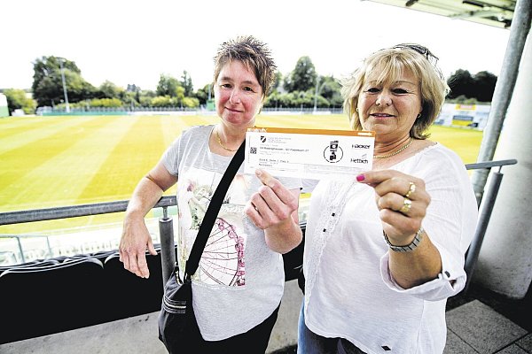 Das Warten hat sich gelohnt: Sylke (v.l.) und Rosi Schneider haben noch Karten für das Rödinghauser Pokalduell erhalten. Foto: Noah Wedel - © Noah Wedel