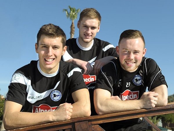 Arminias Youngster Bashkim Renneke, Patrick Mainka und Pascal Schmidt (v. l.). - © FOTO: CHRISTIAN WEISCHE