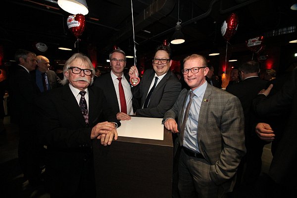 Illustre Runde mit Horst Laffontien (v. l.), MdL Christian Dahm, MdB Stefan Schwartze und Bürgermeister Thomas Meyer aus Enger. - © Peter Steinert