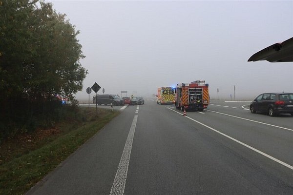 Übersichtsaufnahme der Unfallstelle. Alle drei beteiligten Fahrzeuge waren nicht mehr fahrbereit. Die B 252 musste für die Dauer der Verkehrsunfallaufnahme halbseitig gesperrt werden. - © Höxter