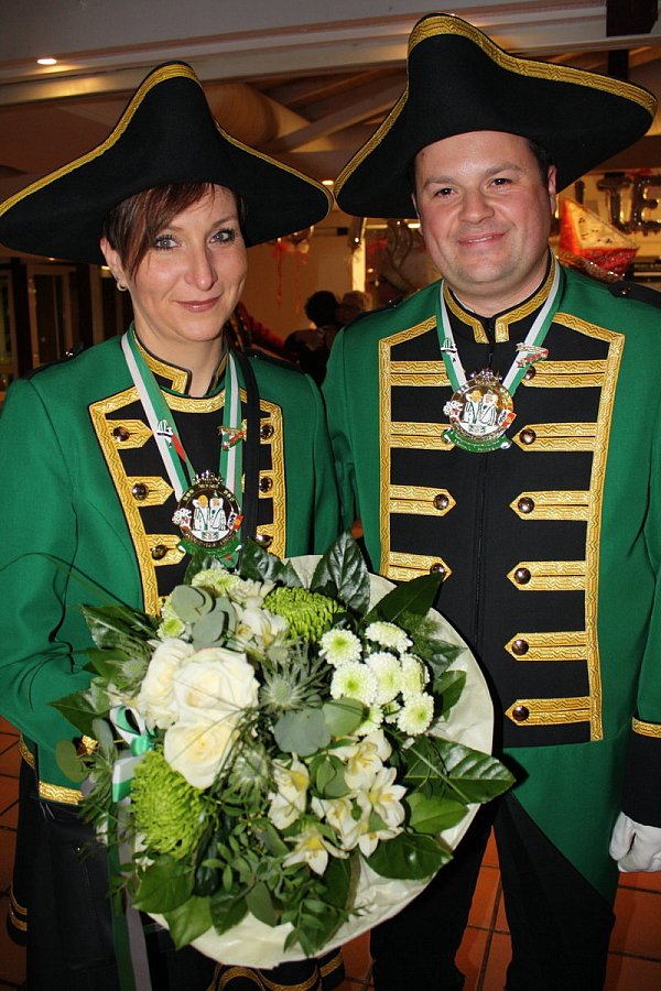 Premiere: Daniela und Julian Höll vertreten die neue Prinzengarde der Grünen Funken.