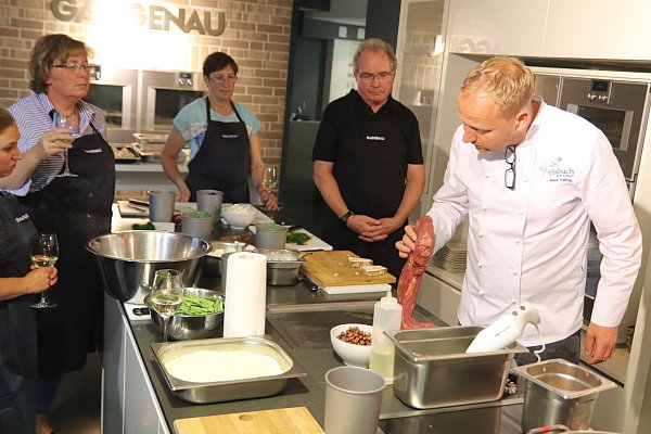Koch und Restaurantinhaber Marc Höhne erklärt seinen zehn Kochkursteilnehmern, wie ein Rinderfilet richtig zubereitet wird. - © Alexandra Golfinger