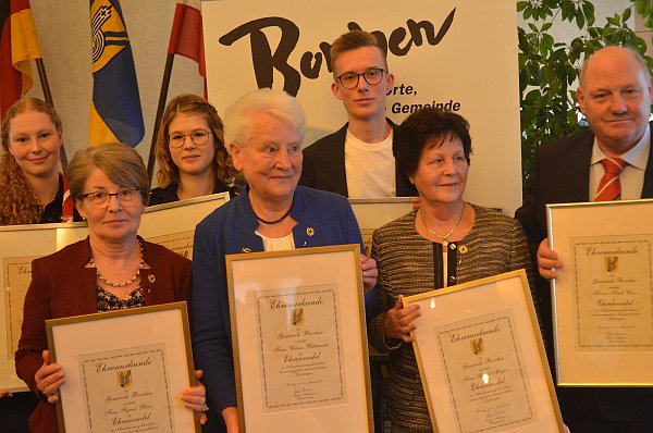 Mit Urkunden und Ehrennadeln wurden (hinten, v. l.) Sophie Henksmeier, Stefanie Koch, Manuel Kleber sowie (vorn, v. l.) Sigrun Böer, Wilma Waltemate, Sigrid Meyer und Ferdi Claes ausgezeichnet. - © Dietmar Gröbing