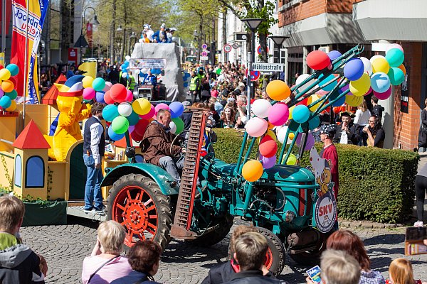 Tausende Jecken feiern in den Paderborner Straßen Karneval. - © Niklas Tüns (Archivbild)