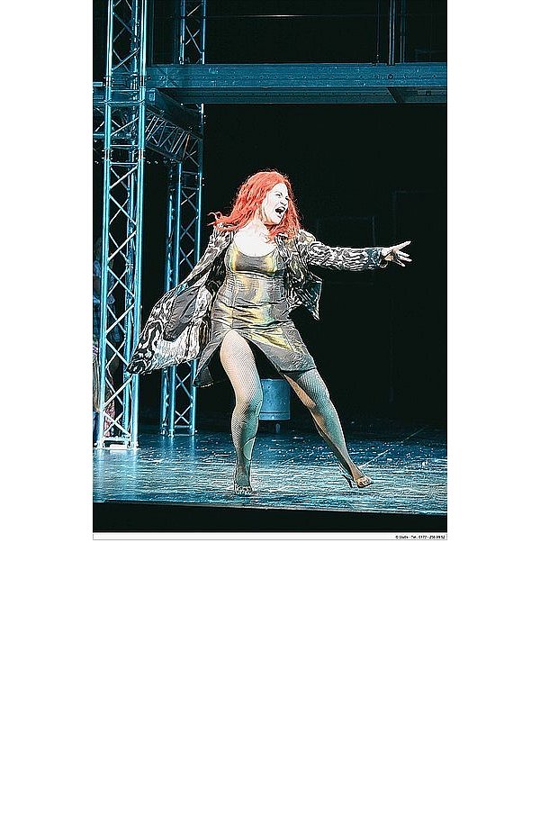 Brigitte Oelke als Acid Queen in dem Musical "The Who’s Tommy" am Bielefelder Theater. - © FOTO: MATTHIAS STUTTE