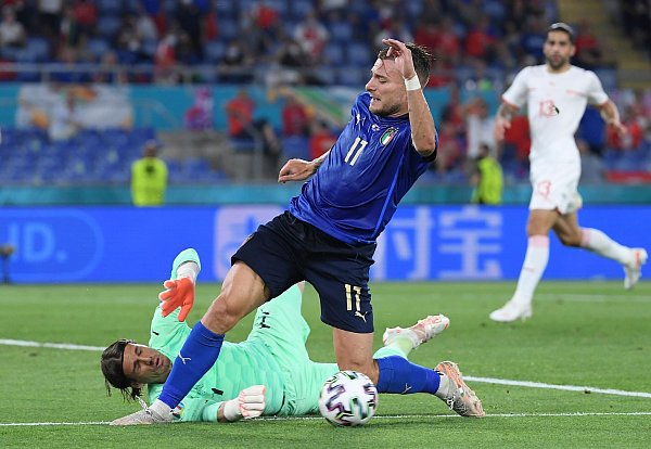 Italiens Ciro Immobile (r) und Torhüter Yann Sommer aus der Schweiz kämpfen um den Ball. - © Ettore Ferrari/Pool EPA/AP/dpa