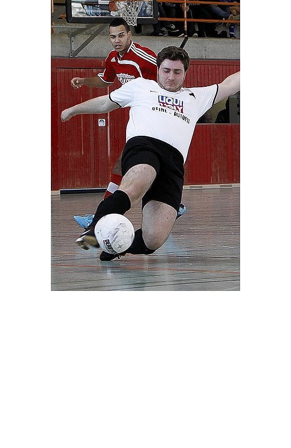 Der Rösebecker Kai Richter (vorn) klärt den Ball vor dem Dringenberger Stürmer Philippe Soethe. - © FOTO: LUDWIG