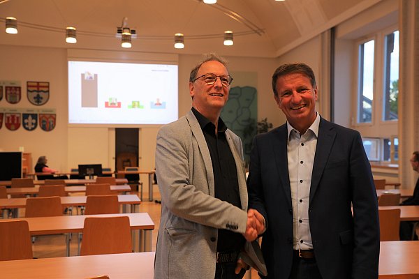 Shakehands: SPD-Kandidat Helmut Lensdorf (l.) mit dem alten und neuen Landrat. Meine Gratulation für ein gutes, sehr gutes Ergebnis. Das sichert die demokratische Stabilität. - © Simone Flörke