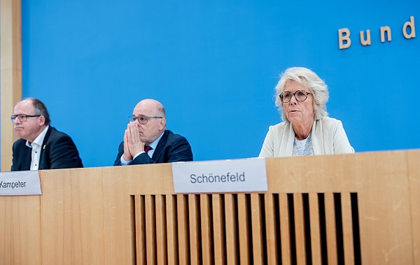 Christiane Schönefeld (r.), Vorsitzende der Mindestlohnkommission, Steffen Kampeter (Mitte) und Stefan Körzell nehmen an der Pressekonferenz der Mindestlohnkommission teil. - © picture alliance/dpa