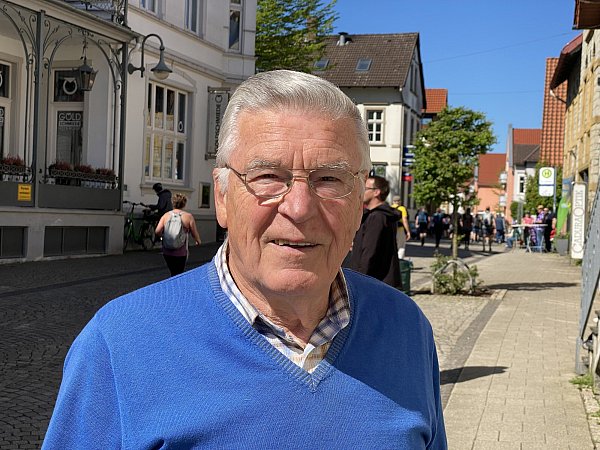 Fußball hält jung. Der 86-jährige Roland Posteher interessiert sich immer noch für Sport. Das Foto zeigt ihn als Zuschauer beim diesjährigen Hermannslauf. - © Horst Biere