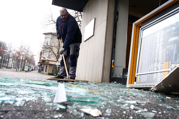 Sprengung eines Bankautomaten der Commerzbank in Bad Oeynhausen. Patrick Willers, Servicetechniker der Firma Gegenbauer, fegt die Überreste der Fensterscheibe zusammen - © Felix Eisele