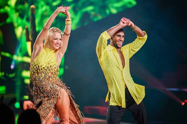Tijan Njie und Kathrin Menzinger räumten für ihren Jive unfassbare 30 Punkte ab. Das Bild stammt noch aus der Show der Vorwoche. - © TVNOW /Stefan Gregorowius