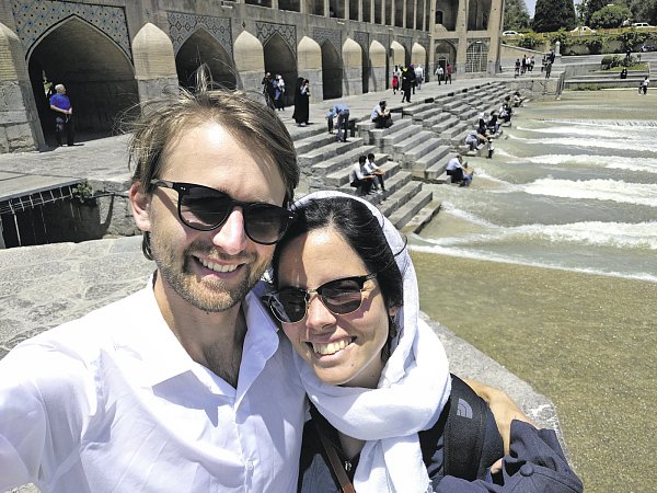 In Isfahan: Das Paar genießt den Aufenthalt auf der Joui Bridge. - © Privat