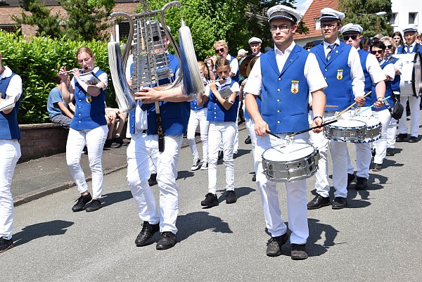 Der Spielmannszug Borgholz war eine von vier Kapellen, die am Sonntag in Peckelsheim spielten. - © Privat
