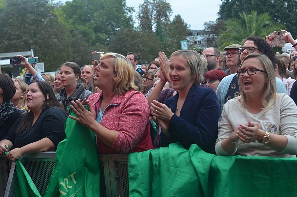 Die erste Reihe singt mit: Die zumeist weiblichen Fans klatschen und stimmen in die Lieder ein. - © Dietmar Gröbing