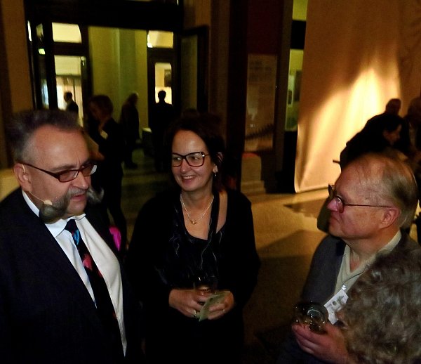 Treffen unter Freunden: Johannes Vogel traf auf die Bielefelder Naturkundemuseums-Leiterin, Isolde Wrazidlo, und ihren Vorgänger, Klaus Renner (r.) - © Kurt Ehmke