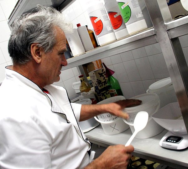 Italienische Rezepte: Lorenzo De Carlo stellt das Eis auf traditionelle Weise in Borchen her. - © Marco Schreiber