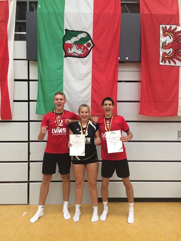 Freue sich über ihre Medaillen: (v. l.) Die Paderborner Luca Hasse, Sophia Schefner und Andy Duschik. - © VoR