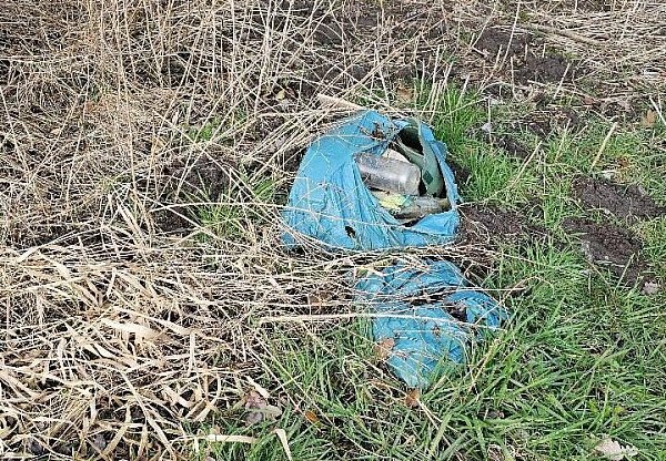 Zwei Müllsäcke verrotten an der Oerlinghauser Straße. - © Privat