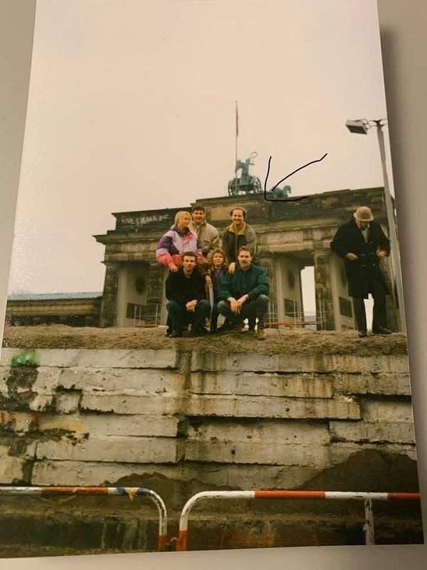Hubert Erichlandwehr (stehend r., ohne Hut und mit Pfeil markiert) mit Kommilitonen 1989 auf der Berliner Mauer. - © Erichlandwehr