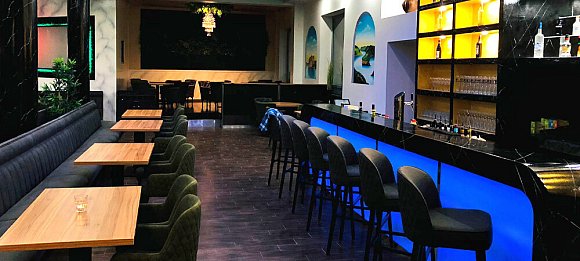 Nach einem viermonatigen Umbau können die Gäste Speisen und Getränke nun in einladender Lounge-Atmosphäre im Innen- und Außenbereich genießen. - © Urfa Kebab