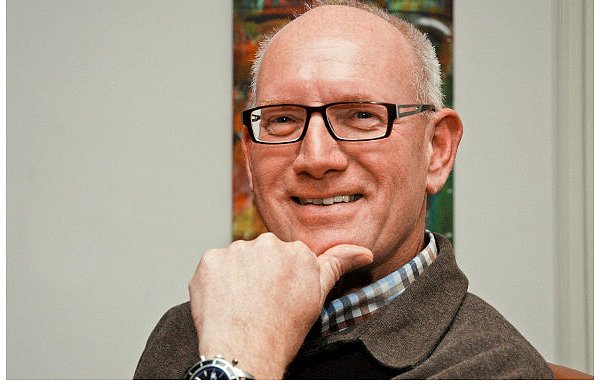 Der pensionierte Banker Hartmut Jacob (61) hat es sich auf seinem Ledersofa bequem gemacht.Seit einem Jahr nimmt er sich Zeit für seine Hobbys. - © FOTO: RALF T. MISCHER