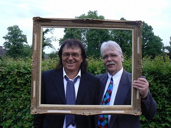 Engelbert Busch (r.) mit Stefan Pesa, der früher das "Popcorn" hatte und Engelbert nach Höxter holte. - © Privat